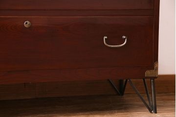 アンティーク家具　昭和初期　鉄脚付き!　美しい漆塗りが上品な時代箪笥ローチェスト(ローボード、リビングボード、引き出し)