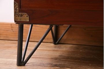 アンティーク家具　昭和初期　鉄脚付き!　美しい漆塗りが上品な時代箪笥ローチェスト(ローボード、リビングボード、引き出し)