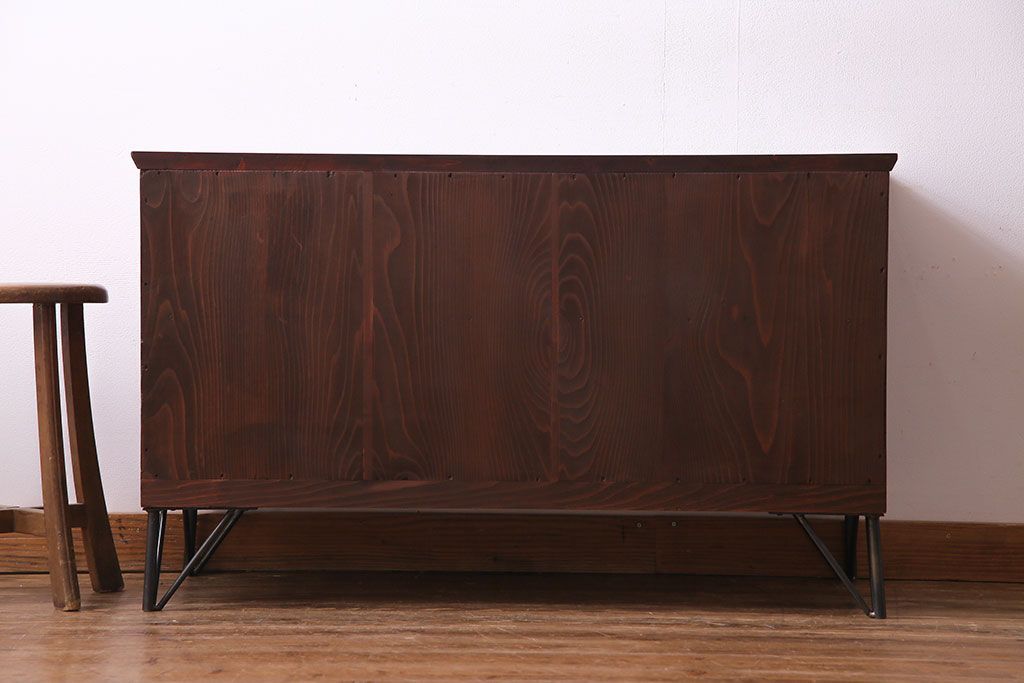 アンティーク家具　昭和初期　鉄脚付き!　美しい漆塗りが上品な時代箪笥ローチェスト(ローボード、リビングボード、引き出し)