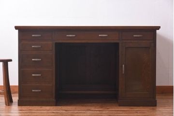 アンティーク家具　昭和中期　ナラ材製　重厚な佇まいが存在感を放つ大振りなデスク(ワークデスク、在宅ワーク、在宅用、両袖机)