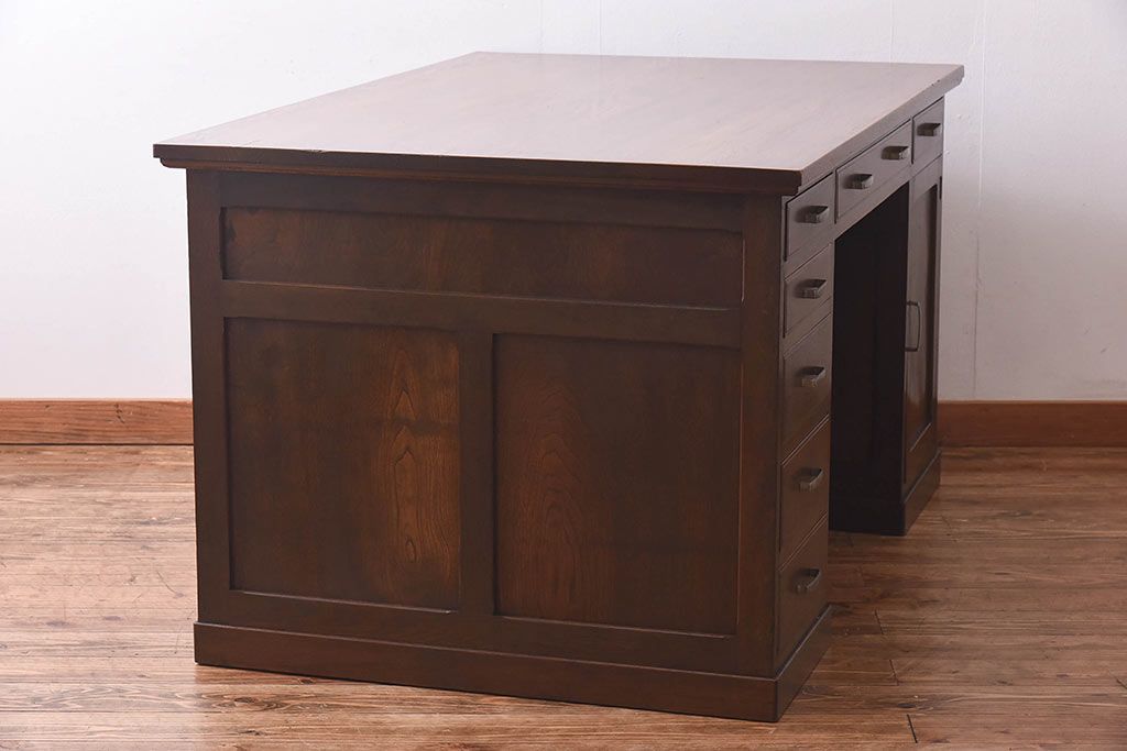 アンティーク家具　昭和中期　ナラ材製　重厚な佇まいが存在感を放つ大振りなデスク(ワークデスク、在宅ワーク、在宅用、両袖机)