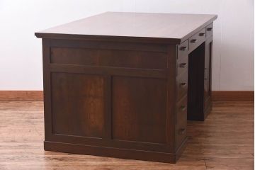 アンティーク家具　昭和中期　ナラ材製　重厚な佇まいが存在感を放つ大振りなデスク(ワークデスク、在宅ワーク、在宅用、両袖机)