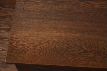 アンティーク家具　昭和中期　ナラ材製　重厚な佇まいが存在感を放つ大振りなデスク(ワークデスク、在宅ワーク、在宅用、両袖机)