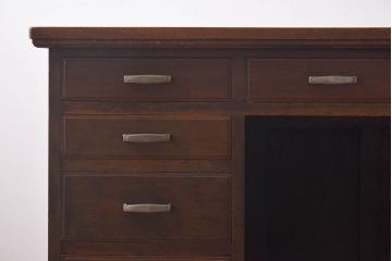 アンティーク家具　昭和中期　ナラ材製　重厚な佇まいが存在感を放つ大振りなデスク(ワークデスク、在宅ワーク、在宅用、両袖机)