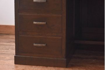 アンティーク家具　昭和中期　ナラ材製　重厚な佇まいが存在感を放つ大振りなデスク(ワークデスク、在宅ワーク、在宅用、両袖机)