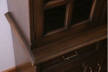 ビンテージ　永田良介商店　気品あふれる佇まいの格子型3枚扉食器棚(カップボード、飾り棚、収納棚、ヴィンテージ)(定価約126万円)(1)
