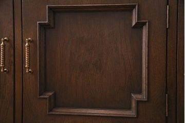ビンテージ　永田良介商店　気品あふれる佇まいの格子型3枚扉食器棚(カップボード、飾り棚、収納棚、ヴィンテージ)(定価約126万円)(1)