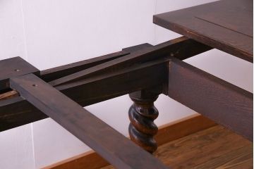アンティーク家具　イギリスアンティーク　太めのツイストレッグが存在感を放つエクステンションテーブル(ダイニングテーブル、ドローリーフテーブル)