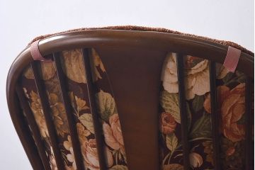 ヴィンテージ家具　イギリスビンテージ　ERCOL(アーコール)　エレガントなクッション付きロッキングチェア(揺り椅子、イス)