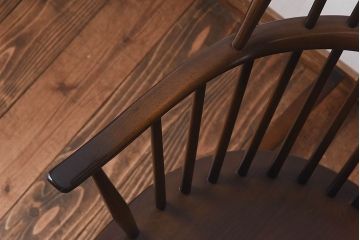 ヴィンテージ家具　イギリスビンテージ　ERCOL(アーコール)　エレガントなクッション付きロッキングチェア(揺り椅子、イス)
