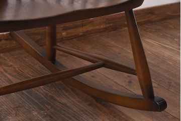 ヴィンテージ家具　イギリスビンテージ　ERCOL(アーコール)　エレガントなクッション付きロッキングチェア(揺り椅子、イス)