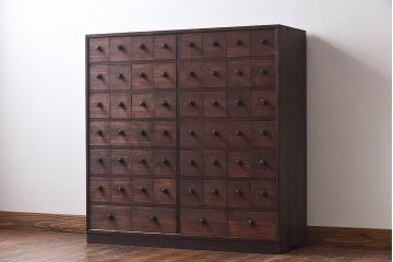 レトロ家具　レトロ　総桐材製　均等に整列した引き出しが印象的な薬箪笥(引き出し、桐箪笥、桐たんす)