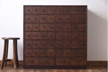 レトロ家具　レトロ　総桐材製　均等に整列した引き出しが印象的な薬箪笥(引き出し、桐箪笥、桐たんす)