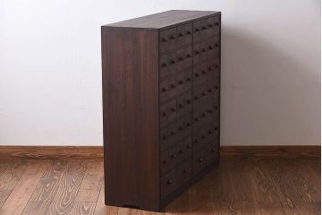 レトロ家具　レトロ　総桐材製　均等に整列した引き出しが印象的な薬箪笥(引き出し、桐箪笥、桐たんす)