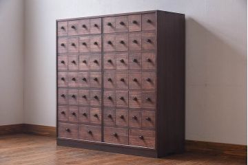 レトロ家具　レトロ　総桐材製　均等に整列した引き出しが印象的な薬箪笥(引き出し、桐箪笥、桐たんす)