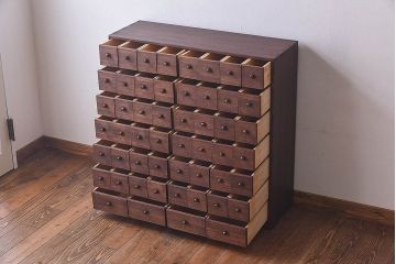 レトロ家具　レトロ　総桐材製　均等に整列した引き出しが印象的な薬箪笥(引き出し、桐箪笥、桐たんす)