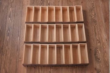 レトロ家具　レトロ　総桐材製　均等に整列した引き出しが印象的な薬箪笥(引き出し、桐箪笥、桐たんす)