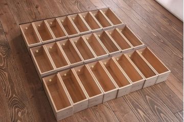レトロ家具　レトロ　総桐材製　均等に整列した引き出しが印象的な薬箪笥(引き出し、桐箪笥、桐たんす)