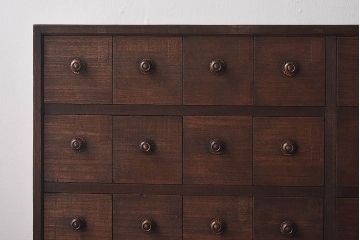 レトロ家具　レトロ　総桐材製　均等に整列した引き出しが印象的な薬箪笥(引き出し、桐箪笥、桐たんす)