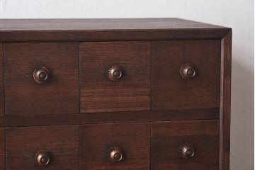 レトロ家具　レトロ　総桐材製　均等に整列した引き出しが印象的な薬箪笥(引き出し、桐箪笥、桐たんす)