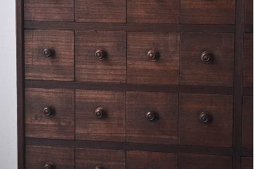 レトロ家具　レトロ　総桐材製　均等に整列した引き出しが印象的な薬箪笥(引き出し、桐箪笥、桐たんす)