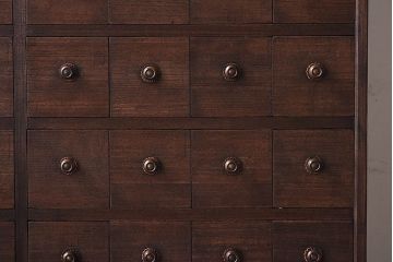 レトロ家具　レトロ　総桐材製　均等に整列した引き出しが印象的な薬箪笥(引き出し、桐箪笥、桐たんす)