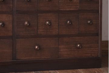 レトロ家具　レトロ　総桐材製　均等に整列した引き出しが印象的な薬箪笥(引き出し、桐箪笥、桐たんす)