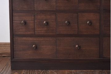 レトロ家具　レトロ　総桐材製　均等に整列した引き出しが印象的な薬箪笥(引き出し、桐箪笥、桐たんす)