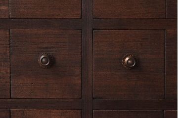 レトロ家具　レトロ　総桐材製　均等に整列した引き出しが印象的な薬箪笥(引き出し、桐箪笥、桐たんす)