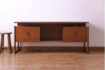 北欧ビンテージ家具　チーク材　ユニークな形が目を惹く両袖デスク(ワークデスク、在宅ワーク、在宅用、リビングボード)