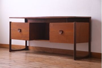 北欧ビンテージ家具　チーク材　ユニークな形が目を惹く両袖デスク(ワークデスク、在宅ワーク、在宅用、リビングボード)