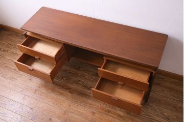 北欧ビンテージ家具　チーク材　ユニークな形が目を惹く両袖デスク(ワークデスク、在宅ワーク、在宅用、リビングボード)