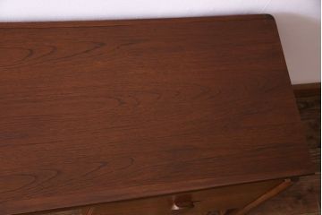 北欧ビンテージ家具　チーク材　ユニークな形が目を惹く両袖デスク(ワークデスク、在宅ワーク、在宅用、リビングボード)