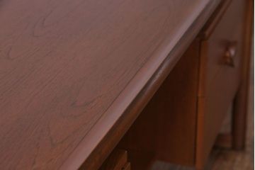 北欧ビンテージ家具　チーク材　ユニークな形が目を惹く両袖デスク(ワークデスク、在宅ワーク、在宅用、リビングボード)