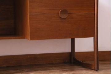 北欧ビンテージ家具　チーク材　ユニークな形が目を惹く両袖デスク(ワークデスク、在宅ワーク、在宅用、リビングボード)