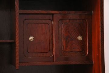 中古美品　前面ケヤキ材使用　漆塗り　上質な和の演出に活躍する茶箪笥(飾り棚、茶棚)