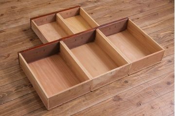 中古美品　前面ケヤキ材使用　漆塗り　上質な和の演出に活躍する茶箪笥(飾り棚、茶棚)