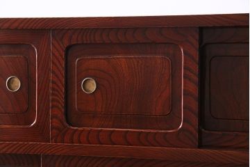 中古美品　前面ケヤキ材使用　漆塗り　上質な和の演出に活躍する茶箪笥(飾り棚、茶棚)