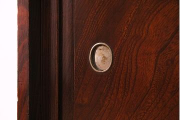 中古美品　前面ケヤキ材使用　漆塗り　上質な和の演出に活躍する茶箪笥(飾り棚、茶棚)