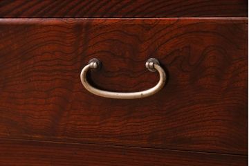 中古美品　前面ケヤキ材使用　漆塗り　上質な和の演出に活躍する茶箪笥(飾り棚、茶棚)