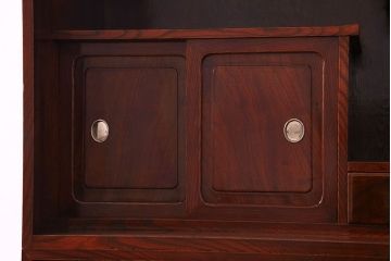 中古美品　前面ケヤキ材使用　漆塗り　上質な和の演出に活躍する茶箪笥(飾り棚、茶棚)
