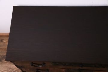 アンティーク家具　和製アンティーク　前面欅材　漆塗りが上品な印象の脚付き仙台箪笥ローボード(衣装箪笥、引き出し、チェスト)