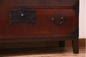 アンティーク家具　和製アンティーク　前面欅材　漆塗りが上品な印象の脚付き仙台箪笥ローボード(衣装箪笥、引き出し、チェスト)