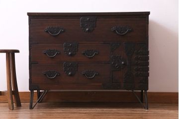 アンティーク家具　古民具・骨董　明治期　立派な金具が目を惹く鉄脚付き三国箪笥ローチェスト(時代箪笥、引き出し)