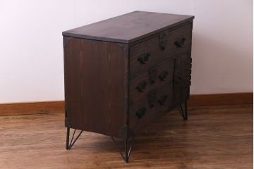 アンティーク家具　古民具・骨董　明治期　立派な金具が目を惹く鉄脚付き三国箪笥ローチェスト(時代箪笥、引き出し)
