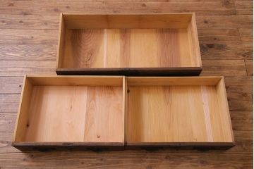 アンティーク家具　古民具・骨董　明治期　立派な金具が目を惹く鉄脚付き三国箪笥ローチェスト(時代箪笥、引き出し)