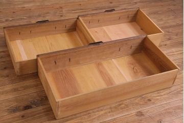 アンティーク家具　古民具・骨董　明治期　立派な金具が目を惹く鉄脚付き三国箪笥ローチェスト(時代箪笥、引き出し)