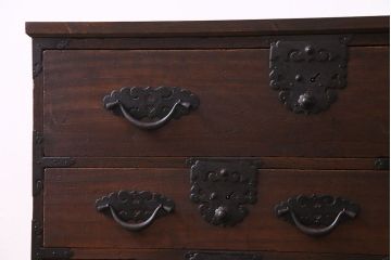 アンティーク家具　古民具・骨董　明治期　立派な金具が目を惹く鉄脚付き三国箪笥ローチェスト(時代箪笥、引き出し)