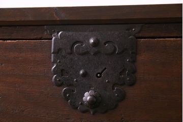 アンティーク家具　古民具・骨董　明治期　立派な金具が目を惹く鉄脚付き三国箪笥ローチェスト(時代箪笥、引き出し)
