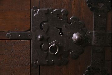 アンティーク家具　古民具・骨董　明治期　立派な金具が目を惹く鉄脚付き三国箪笥ローチェスト(時代箪笥、引き出し)